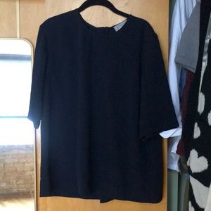 Navy Everlane go weave top with 3/4 sleeves and back zipper.